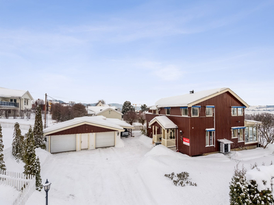 Stor og innholdsrik bolig med utleiemulighet - dobbelgarasje - romslig tomt med pen hage - Mjøsutsikt - sentrumsnært!