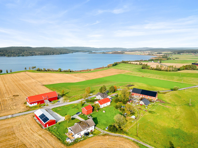 Totalrenovering i fantastiske omgivelser | Landbruksidyll nær Hemnessjøen | To innganger