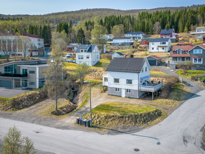 VISNING TIRSDAG 30/1 ETTER AVTALE. Enebolig med 3 soverom sentralt på Ankenes