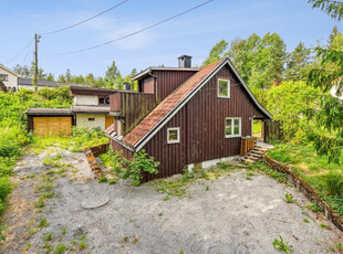 2 renoveringsobjekter i et populært og barnevennlig boligområde. Potensiale for å utnytte eiendommen. Rett ved marka!