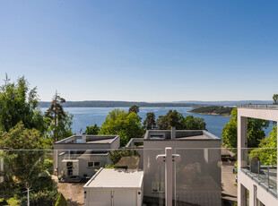 Arkitekttegnet funkisbolig (222 kvm) med flott fjordutsikt, hybel og dobbelgarasje | Sjelden anledning