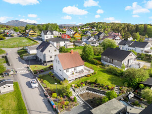 Ein særs fin bustad med opparbeidd nydeleg hage, like ved Florø sentrum.