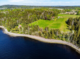 En mulighet av de sjeldne; tilbaketrukken, usjenert idyll i Søndre Jeløy landskapsvernområde. Vakker utsikt til fjorden.