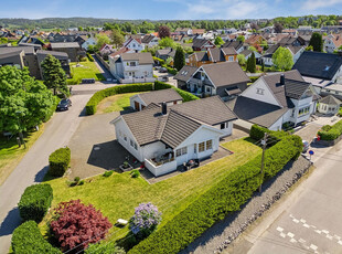 Enebolig fra 2003 med alt på en flate, dobbel garasje og ca. 1200 m2 flat solrik tomt. Sentralt. Rolig, nær Vestmarka.