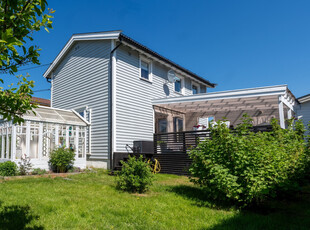 Enebolig m. vakker hage, drivhus, terrasse m. pergola, garasje. Beliggende i særdeles barnevennlig og populært område.