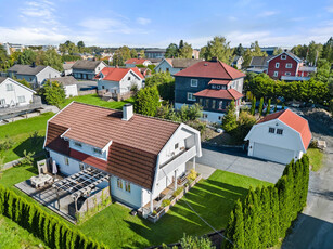 Enebolig med dobbelgarasje og innredet kjeller. Hage og solrike uteplasser. 500 meter til tog og Sørumsand sentrum