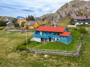 Enebolig med lun beliggenhet, nær rutebåtkai og butikk. Strandparsell med mulighet til å fortøye båt medfølger.