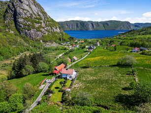 Enebolig med meget flott opparbeidet tomt, garasje og båtfestererett.