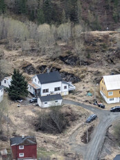 Enebolig med mye potensiale og stort oppgraderingsbehov. Nærhet til fiskerik fjord og flotte naturområder