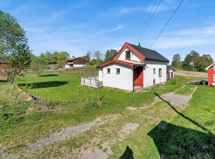 Enebolig med oppgraderingsbehov! Solfylt tomt på over 2 mål| Dobbelgarasje |2 soverom| Landlig beliggenhet.