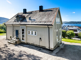 Enebolig med stort potensiale! Gode lys- og solforhold med flott utsikt utover byen og mot fjorden.