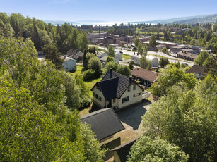 Enebolig med usjenert, solrik og barnevennlig beliggenhet - tre soverom - dobbelgarasje - store terrasseområder