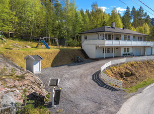 Enebolig over to plan beliggende i attraktivt boligområde - Fint opparbeidet tomt - To garasjeplasser