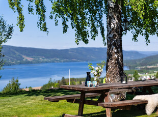 Familiebolig med dobbelgarasje og storslått utsikt over Randsfjorden. Enestående solforhold og pent opparbeidet tomt.