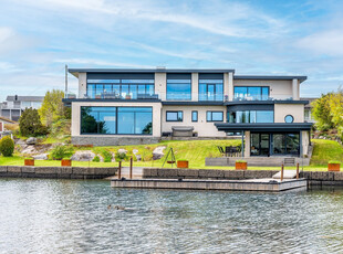 Fantastisk funkisbolig med brygge, strandlinje og sol hele dagen. Strandhus, magisk utsikt og spa-avdeling med basseng!