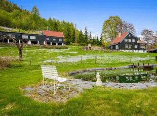 Fantastisk småbruk på 19 mål med unik bebyggelse, innredet låve/hønsehus, sauefjøs, badevann og bekk med bålplass