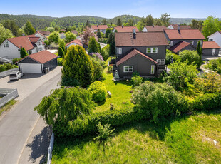 Flott enebolig med usjenert og solrik tomt I Dobbel garasje I 2 bad og 4 soverom I Meget god beliggenhet