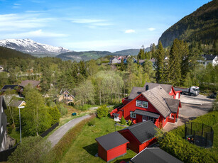 Flott og innholdsrik enebolig med 2 garasjer og carport beliggende idyllisk og usjenert til i Bjørgamarki.