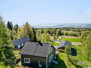 Furnes. Nydelig og idyllisk småbruk. Storslått panoramautsikt. Stor garasje m/mange muligheter. Låve. Drivhus. Stor tomt