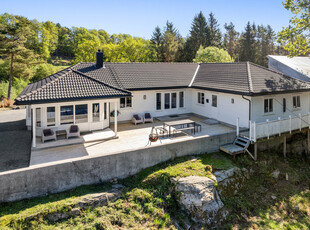 Glendrange | Stor eiendom med strandlinje | Bolig med god standard | 5 soverom | Stor lager | Påmeldingsvisning