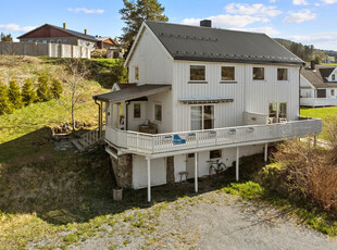 Halvpart av tomannbolig med fantastisk beliggenhet i Viosen. 3 soverom. Panoramautsikt over Snåsavatnet. Gode solforhold