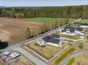 Hanstad - Enebolig med fem soverom beliggende i et familievennlig område ca. 3 km fra sentrum. Vannbåren gulvvarme.