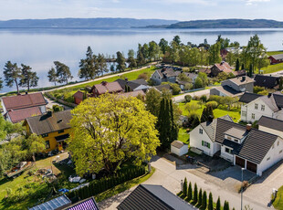 Hel tomannsbolig med meget attraktiv beliggenhet ut mot Domkirkeodden. Romslig og solrik tomt med nærhet til Mjøsa.