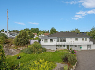 Velholdt, høyt og flott beliggende enebolig - 2 garasjer - anneks og en nydelig hage med sol fra morgen til kveld!