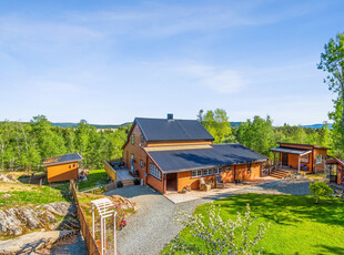 Idyllisk beliggende eiendom med ca. 2 mål tomt. 6 soverom. Umiddelbar nærhet til marka. Ca. 3 min til Åsen sentrum.