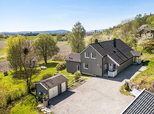 Idyllisk beliggende familiebolig på 4 mål solrik tomt - Småbruksfølelse - Flotte uteområder - Dobbelgarasje med loft!