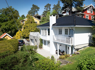 Idyllisk og barnevennlig enebolig på Ljan med stor hage og terrasse med utsikt. Garasje. Nærhet til skole og barnehage