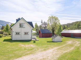 Idyllisk småbruk med mange muligheter, og ca 115 meter strandlinje langs Bøelva. Solrik og flott beliggenhet.