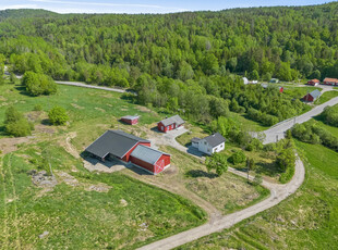 Idyllisk småbruk med våningshus, bryggerhus, driftsbygning og garasje. Eiendom på ca. 7 mål m/mulighet for leie av beite