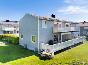 Innbydende brl leilighet med stor sørvestvendt terrasse og gunstig plassering ut mot grøntareal. Parkering med lader.