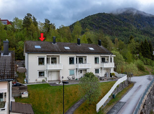 Innholdsrik 5-roms på Viebøen m/ fin utsikt, 3 soverom, 2 stuer og carport.