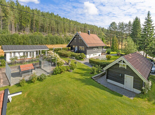 Innholdsrik eiendom med fredelig beliggenhet på Slåstad - Stor og pent opparbeidet tomt - Ca. 8 mil fra Oslo