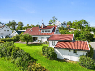 Innholdsrik enebolig m/ hybel/generasjonsbolig. Idyllisk nært sjøen. Gode solforhold. Båtplass. Dobbelgarasje og anneks!