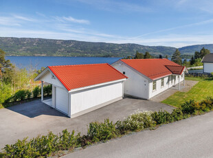 Innholdsrik enebolig med alt på en flate. Fantastisk utsikt. Garasje m/carport og lader. Rett til båtplass.