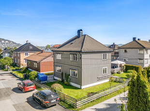 Innholdsrik enebolig med skjermet og samtidig sentrumsnær beliggenhet. Terrasse. Garasje. Solrikt.