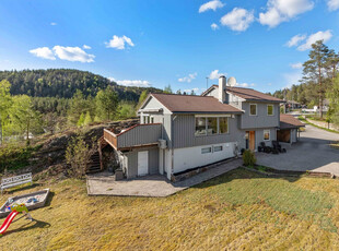 Innholdsrik enebolig over flere plan med carport og garasje! Solrikt og barnevennlig område.