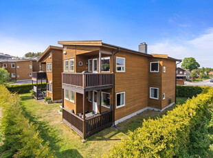 Innholdsrik, moderne leilighet i populært område. Carport og 3 soverom.