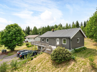 Innholdsrik og familievennlig enebolig i landlige omgivelser. Stor tomt, garasje, sørøstvendt veranda og flott utsikt.