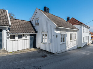 Jerv-huset ! Enebolig med garasje i Grimstad Sentrum. Sørlandsk idyll.