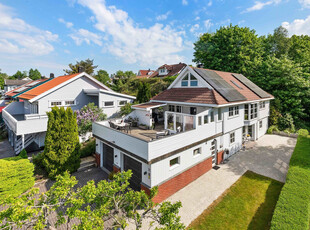 KORSVIK - Lys, pen og innholdsrik enebolig - Stor dobbel garasje - Vestvendt terrasse - Solceller på taket