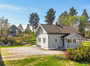 Koselig enebolig med attraktiv beliggenhet - Tomt på ca. 1,3 mål - Garasje/uthus - Gangavstand til skole og barnehage