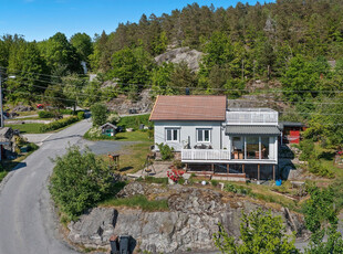 Koselig påkostet enebolig med anneks og uthus, barnevennlig og solrik beliggenhet.