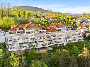 Lekker 3-roms terrasseleilighet med fantastisk utsikt i rolig og veletablert boområde - Usjenert terrasse på ca. 30 kvm