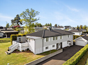 Løveåsen - innholdsrik, meget velholdt enebolig på stor, solrik tomt i utkanten av boiigområdet.