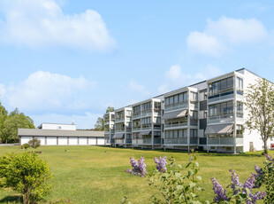 Lys og gjennomgående 4-roms endeleilighet med nyere kjøkken og bad. Garasje og innglasset terrasse.