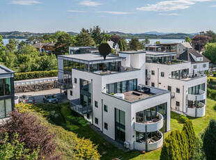 Lys og pen toppleilighet med stor terrasse og flott utsikt - Gode solforhold - Heis og carport